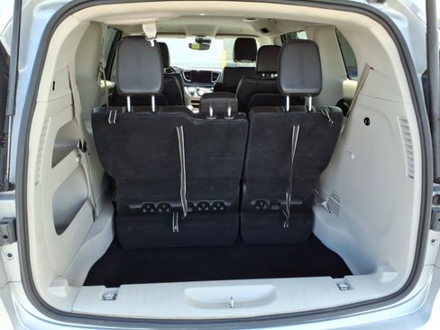 Used 2024 Chrysler Pacifica Touring-L FWD image 30