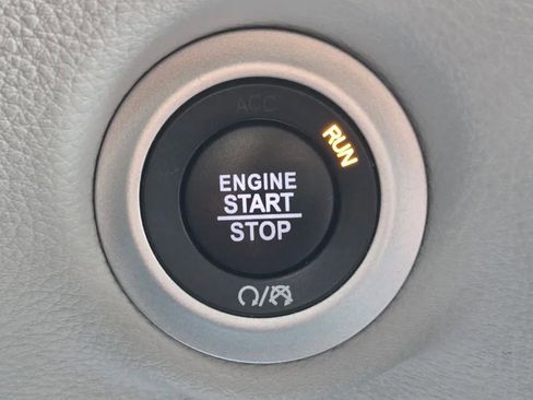 Used 2024 Chrysler Pacifica Select image 18