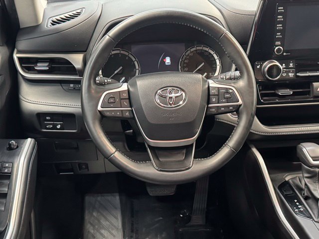 Used 2022 Toyota Highlander XLE AWD/4WD image 8