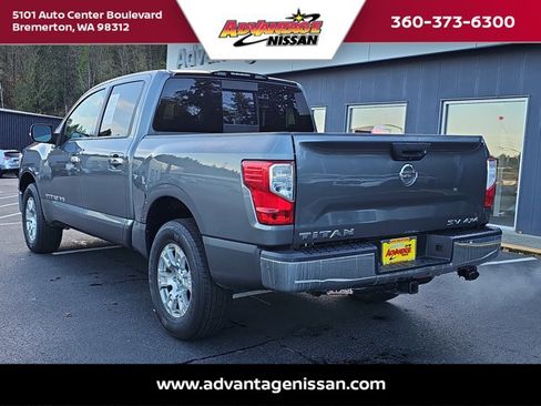 Used 2018 Nissan Titan SV image 3