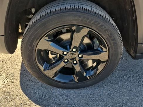 Used 2023 Jeep Grand Cherokee L Altitude image 12