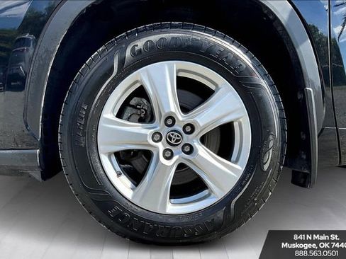 Used 2024 Toyota Highlander LE image 32