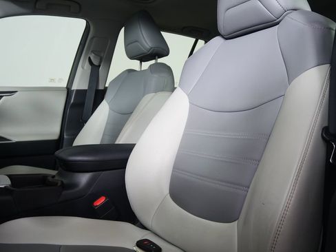 Used 2019 Toyota RAV4 Limited image 11