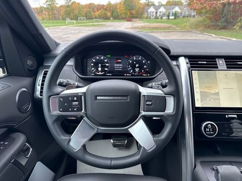 New 2024 Land Rover Discovery Dynamic SE image 18