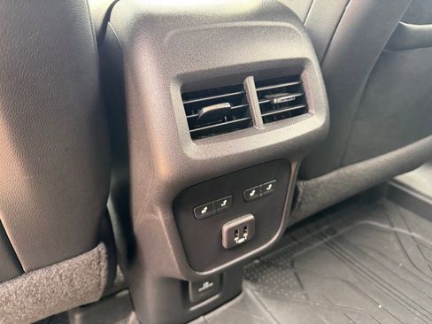 Used 2023 Chevrolet Equinox Premier image 11