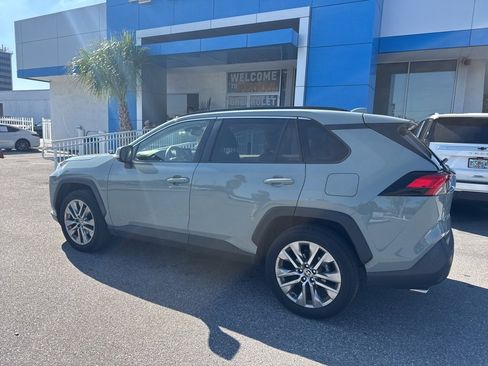 Used 2021 Toyota RAV4 XLE Premium image 5