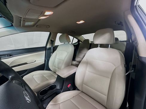 Used 2017 Hyundai Elantra SE image 18
