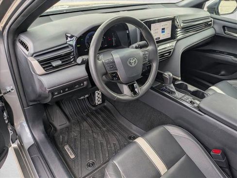 Used 2025 Toyota Camry SE image 9