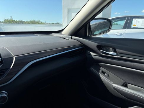 Used 2025 Nissan Altima 2.5 SV FWD image 30