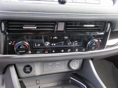 Certified 2025 Nissan Rogue SL w/ SL Premium Package image 17