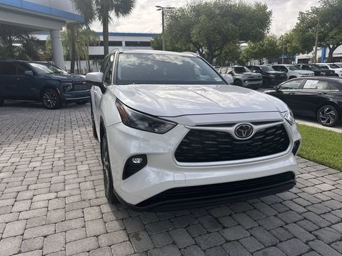 Used 2024 Toyota Highlander XLE FWD image 17