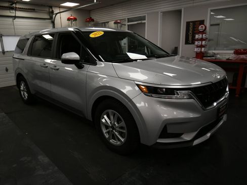 Used 2022 Kia Carnival LX image 2