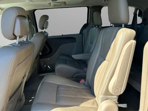 Used 2016 Chrysler Town & Country Touring-L image 10