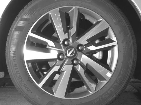 Used 2025 Nissan Versa SV FWD image 13