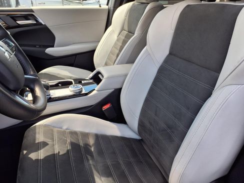 Used 2025 Mitsubishi Outlander SE AWD/4WD image 3