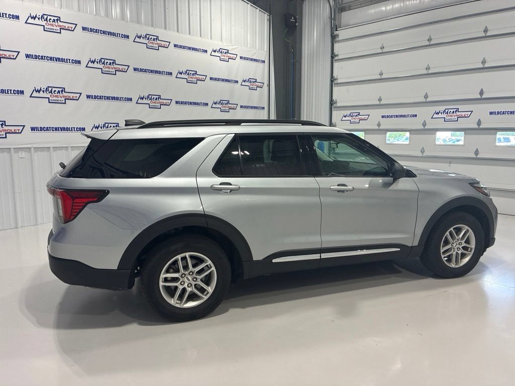Used 2025 Ford Explorer Active AWD/4WD image 6