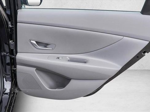 Certified 2025 Hyundai Elantra SE image 27