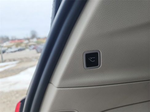 Used 2024 Chrysler Pacifica Touring-L image 16