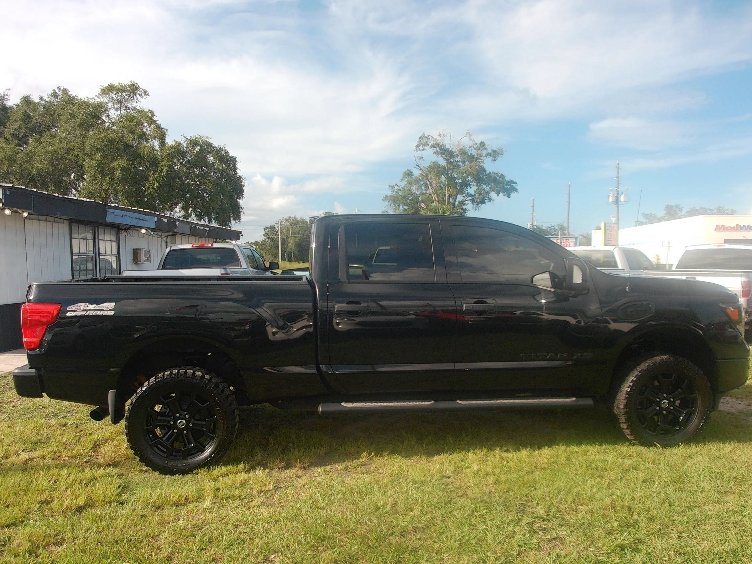 Used 2018 Nissan Titan SV w/ SV Convenience Package AWD/4WD image 4