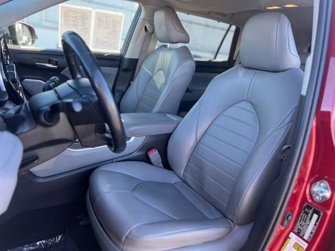 Used 2022 Toyota Highlander XLE image 17