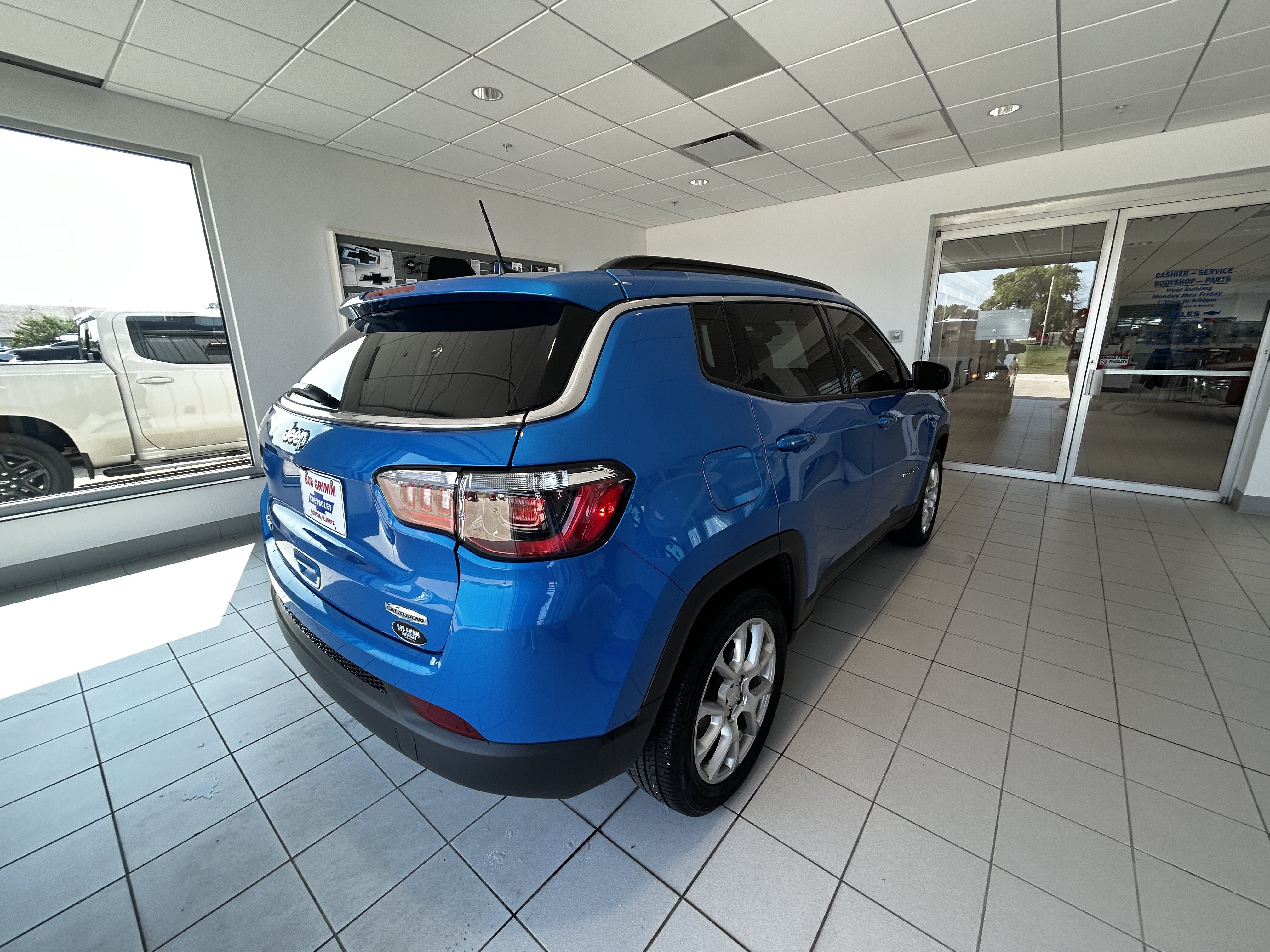 Used 2024 Jeep Compass Latitude w/ Sun and Sound Group AWD/4WD image 7