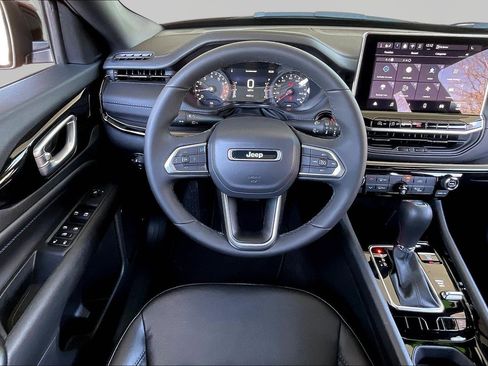 Used 2026 Jeep Compass Latitude image 8