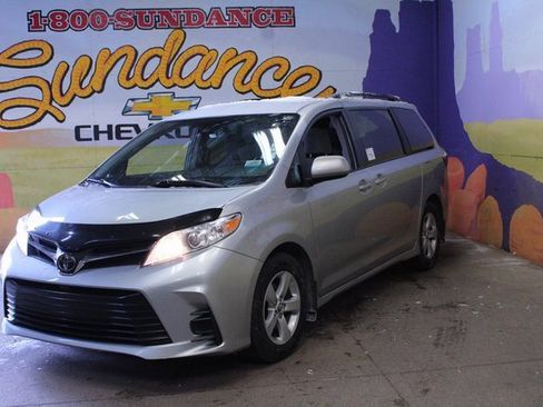 Used 2019 Toyota Sienna LE image 2