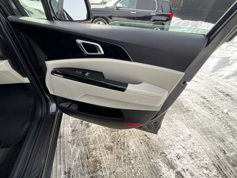 Used 2024 Kia Carnival EX image 31