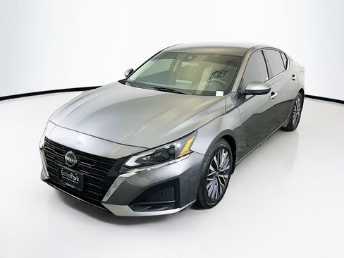 Used 2023 Nissan Altima 2.5 SV FWD image 3