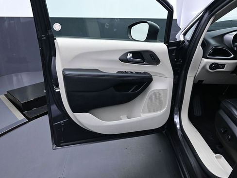 Used 2023 Chrysler Pacifica Touring-L FWD image 12