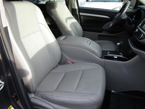 Used 2016 Toyota Highlander XLE image 38