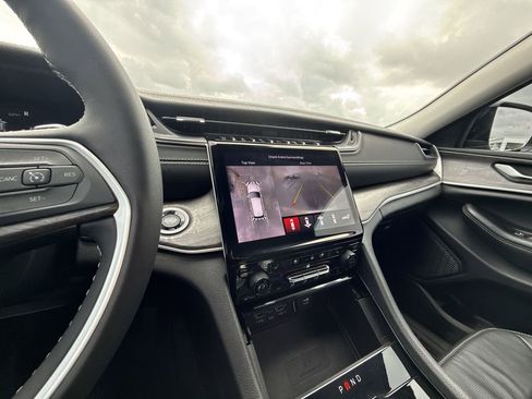 Used 2023 Jeep Grand Cherokee L Limited w/ Luxury Tech Group II image 21