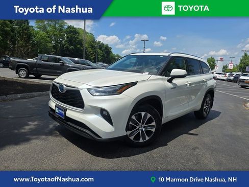 Used 2021 Toyota Highlander XLE AWD/4WD image 1