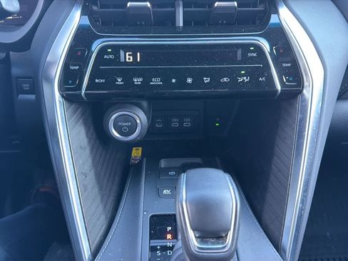 Used 2023 Toyota Venza Limited image 17