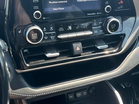 Used 2020 Toyota Highlander XLE AWD/4WD image 26