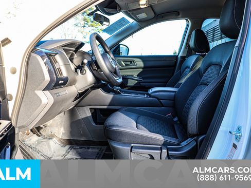 Used 2025 Nissan Pathfinder S image 18