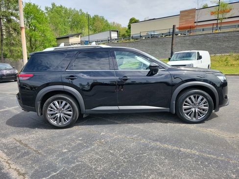 Used 2024 Nissan Pathfinder SL w/ SL Premium Package image 2