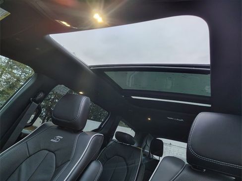 New 2026 Chrysler Pacifica Limited w/ Uconnect Theater Family Group image 5