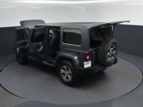 Used 2017 Jeep Wrangler Unlimited Sahara AWD/4WD image 2