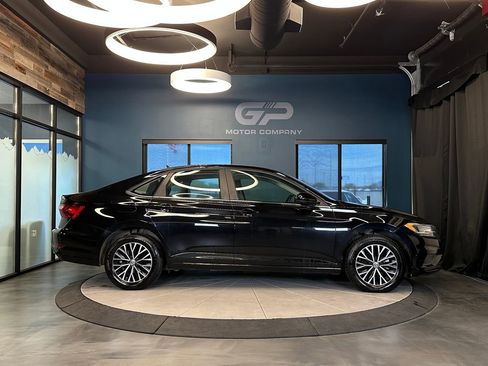 Used 2021 Volkswagen Jetta SE w/ SE Cold Weather Package image 2