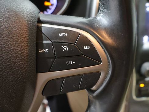 Used 2020 Jeep Grand Cherokee Laredo AWD/4WD image 36