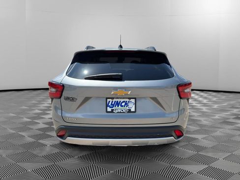 Used 2025 Chevrolet Trax LT FWD image 4