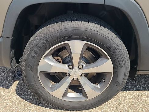 Used 2019 Jeep Cherokee Limited w/ Technology Group AWD/4WD image 30