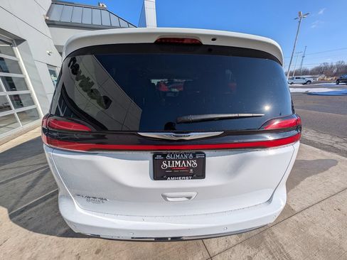 Used 2024 Chrysler Pacifica Touring-L FWD image 13