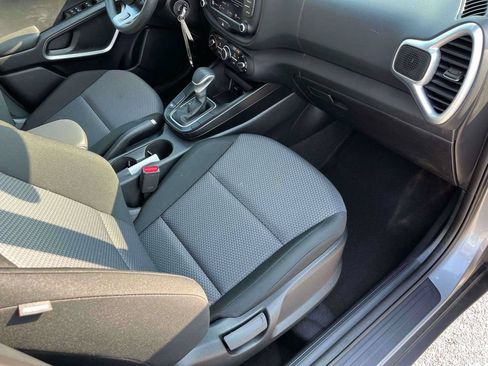 Used 2025 Kia Soul LX w/ LX Technology Package FWD image 11