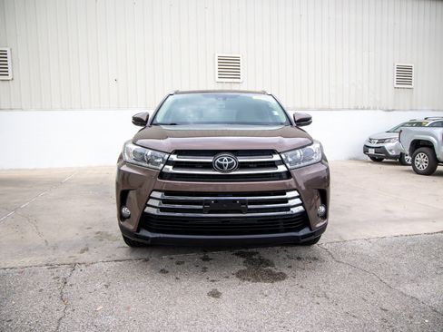 Used 2018 Toyota Highlander Limited Platinum image 3