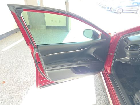 Used 2021 Toyota Camry XLE image 21