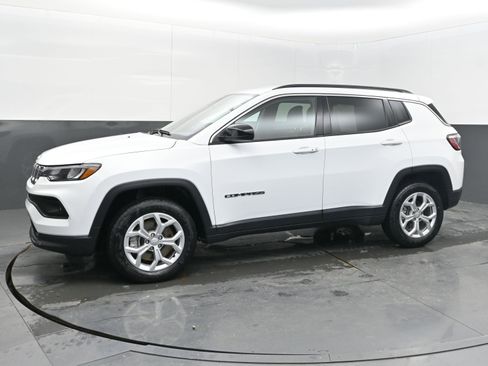 Used 2024 Jeep Compass Latitude image 4