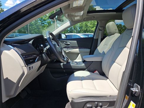Certified 2023 Cadillac XT4 Luxury w/ Cold Weather Package AWD/4WD image 13