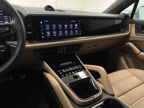 Used 2025 Porsche Cayenne GTS image 28